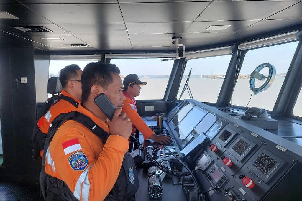 Balsa naufraga na Indonésia e deixa ao menos 6 mortos; centenas estão desaparecidas