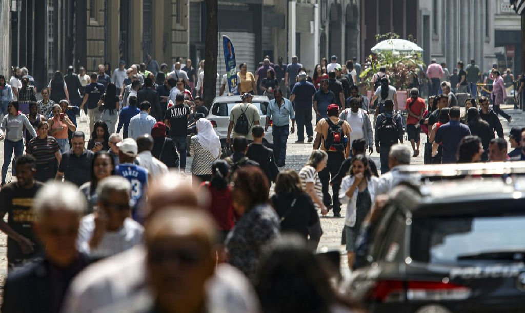 Brasil atinge 214,2 milhões de habitantes e desacelera crescimento populacional