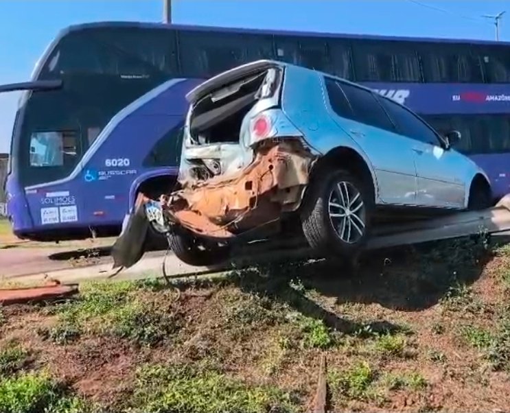 Colisão entre carro, caminhão e ônibus causa transtornos no viaduto de Rondonópolis