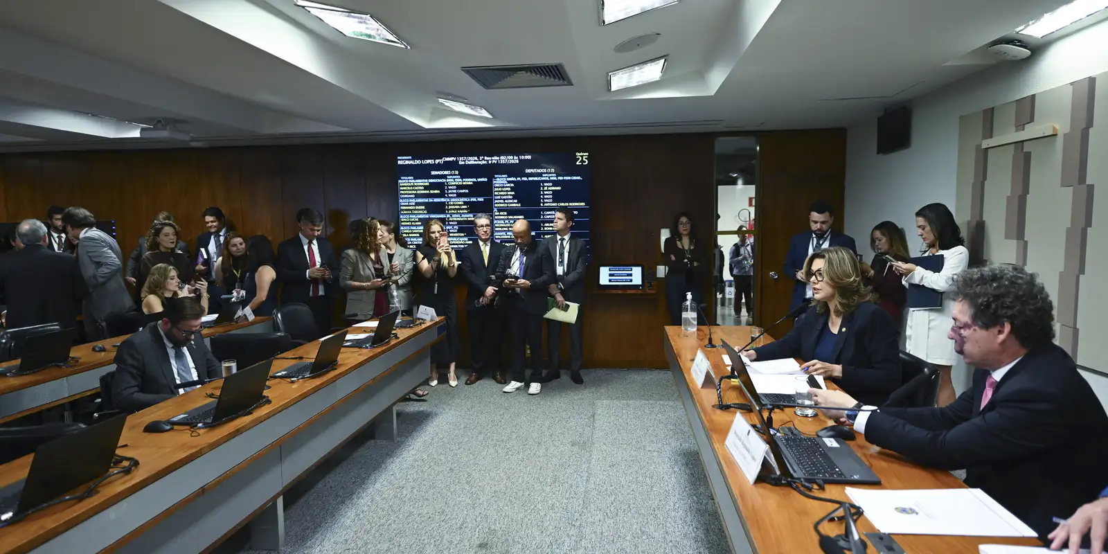 Comissão aprova medida provisória que zera imposto sobre compras internacionais de até US$ 50