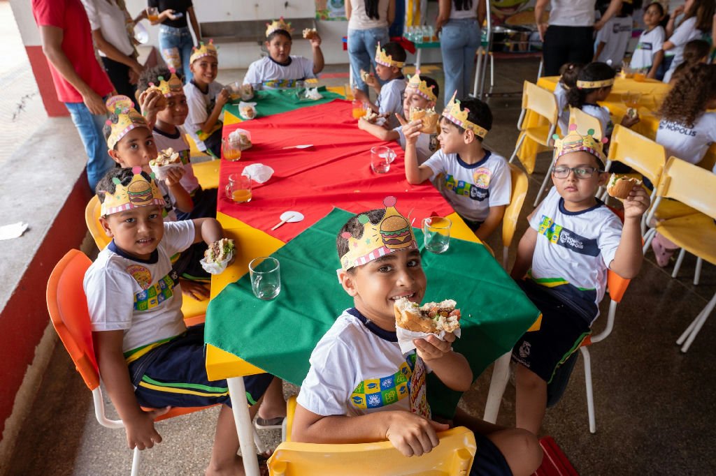 Crianças da rede municipal celebram o Dia do Hambúrguer com alegria e sabor