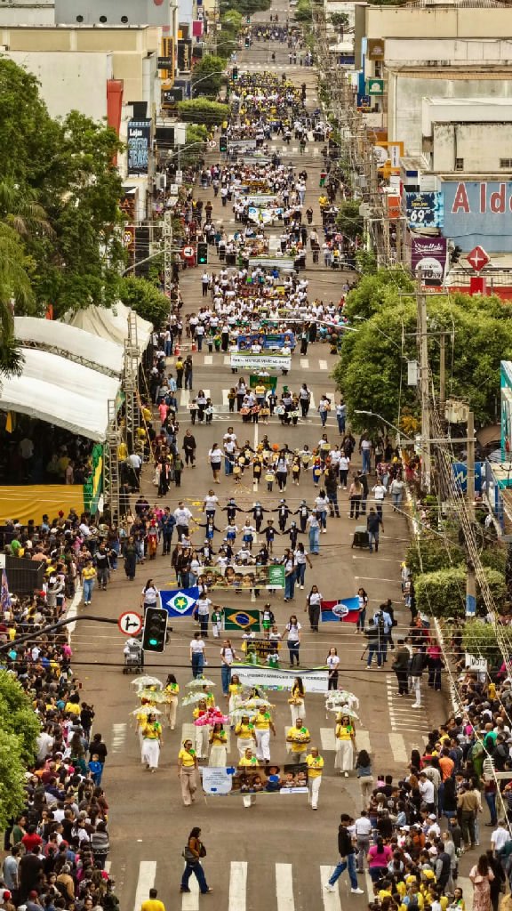 Desfile cívico-militar em Rondonópolis celebra independência do Brasil com grande participação popular