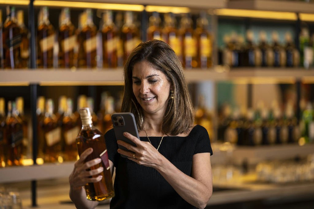 Diageo lança tecnologia com IA para combater falsificação de destilados