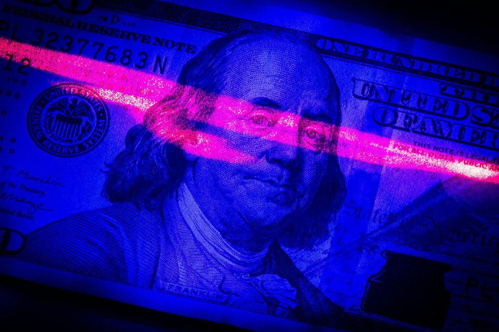 Dólar inicia a semana em alta com cautela global e cenário eleitoral no Brasil