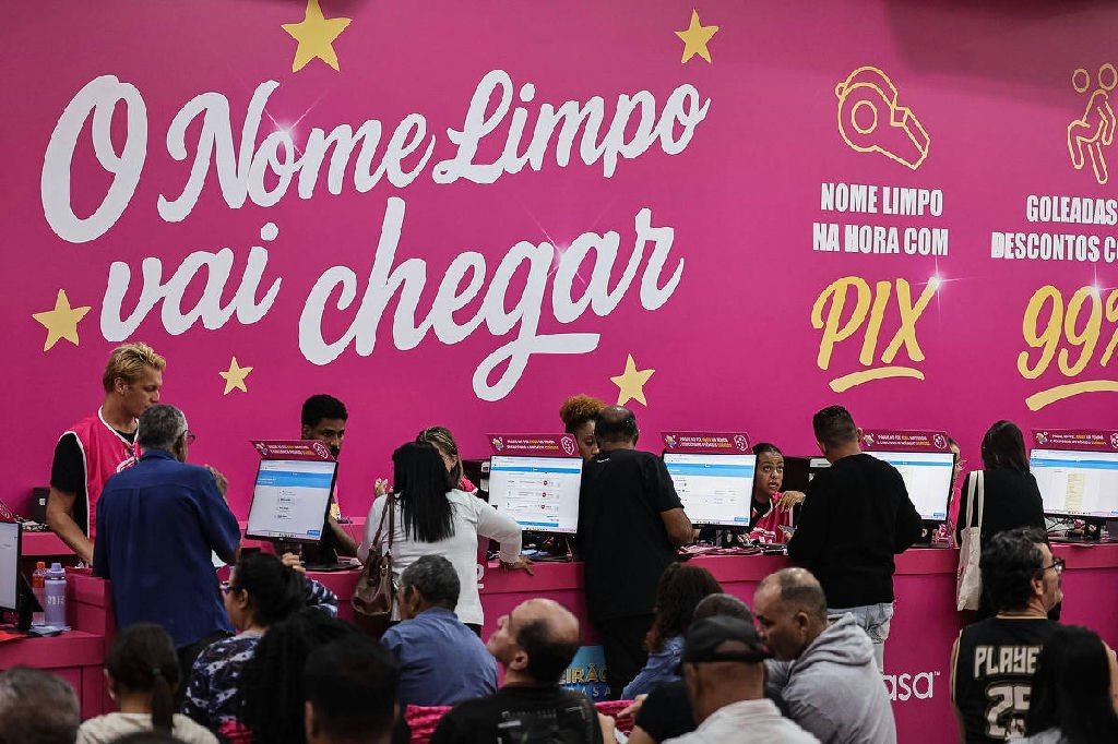 Endividamento e crédito caro desanimam brasileiros apesar de aumento no emprego