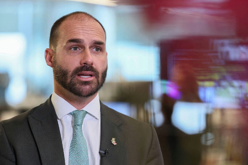 Entenda o abandono de cargo que resultou na demissão de Eduardo Bolsonaro