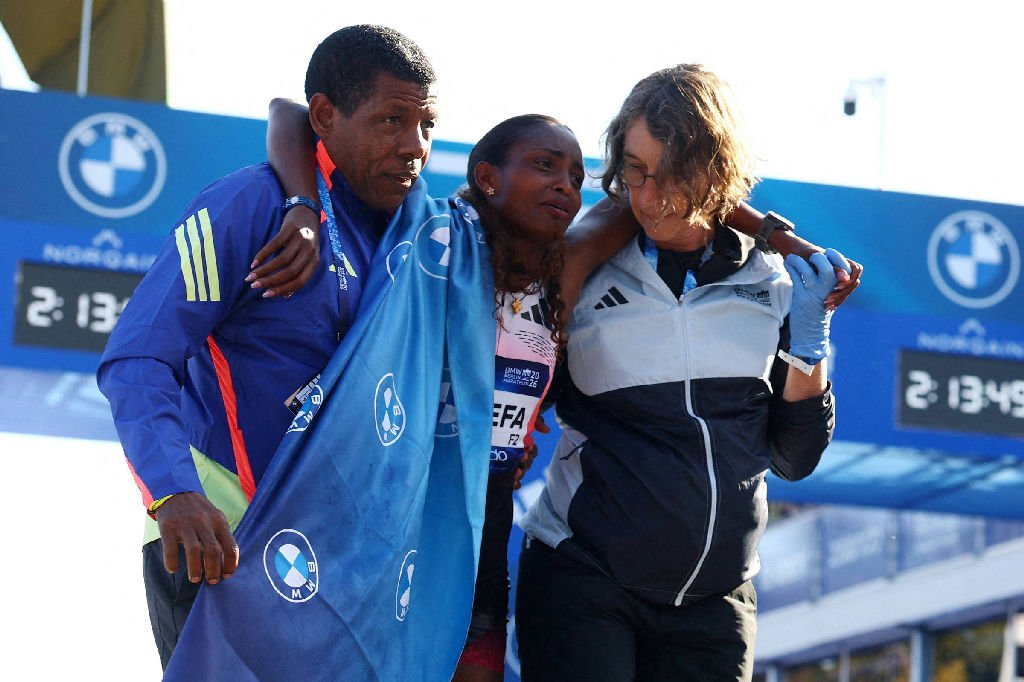 Etíope Tigst Assefa sofre cãibras e perde recorde mundial na Maratona de Berlim