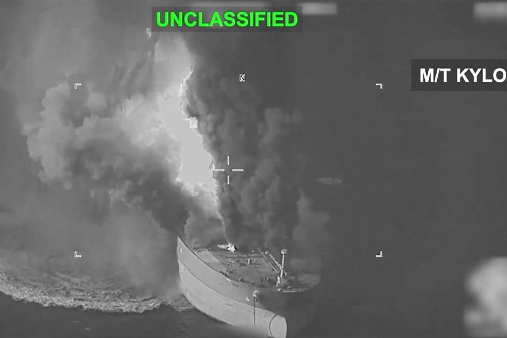 EUA atacam três petroleiros iranianos no estreito de Hormuz