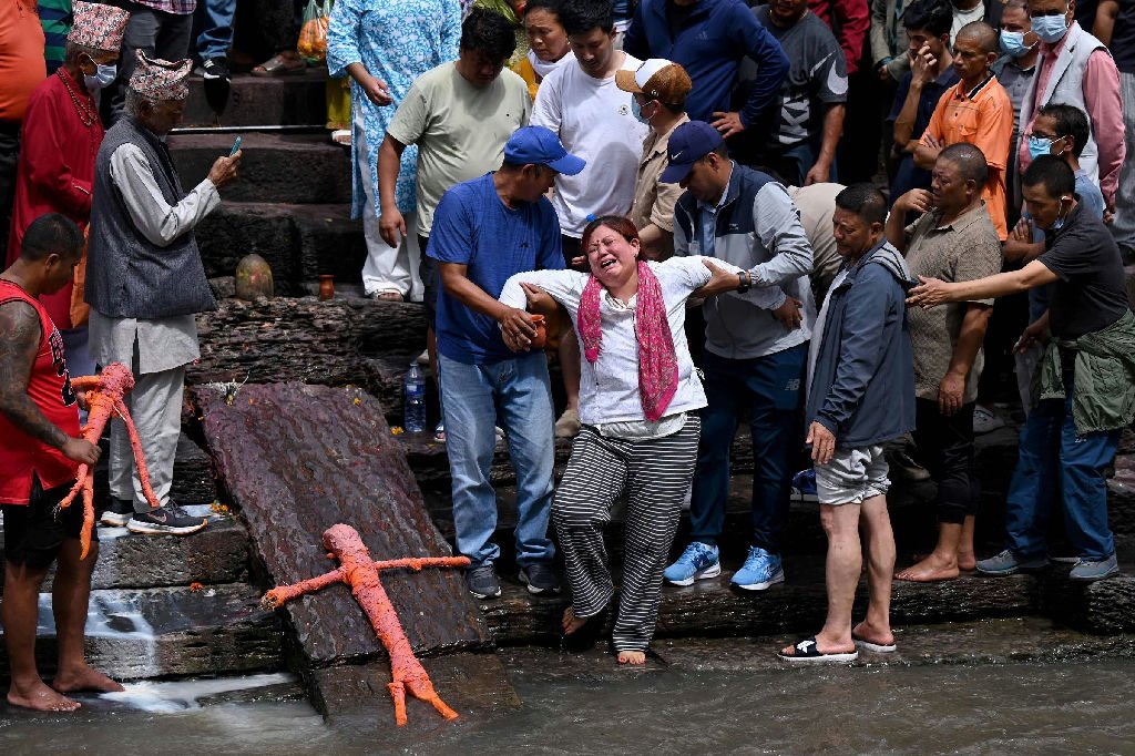 Famílias realizam funerais simbólicos no Nepal após tragédia