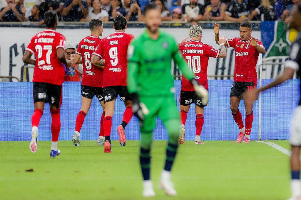 Flamengo assume a liderança do Brasileirão e São Paulo respira aliviado