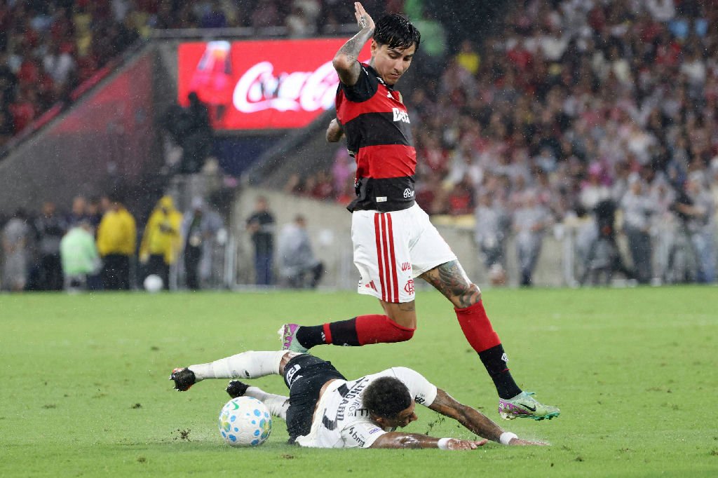 Flamengo supera o Corinthians no último minuto e reassume a liderança do Brasileiro