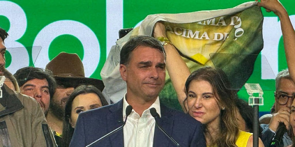 Flávio Bolsonaro viajou em jatinho vinculado a Daniel Vorcaro, revela revista