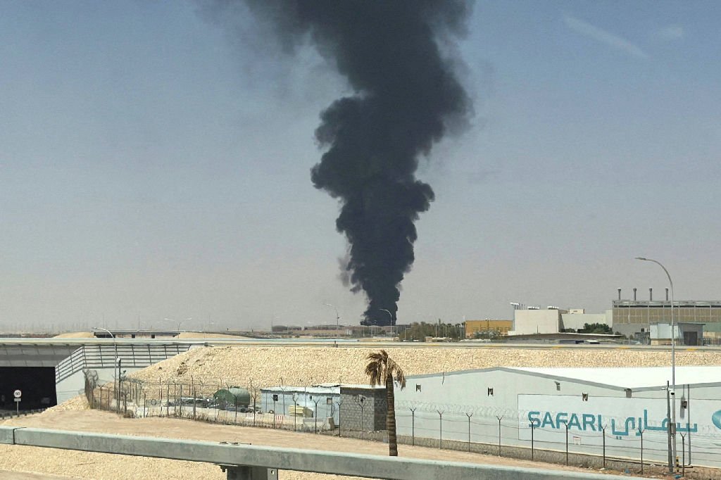 Fumaça é vista em aeroporto da Arábia Saudita após alertas de ataques