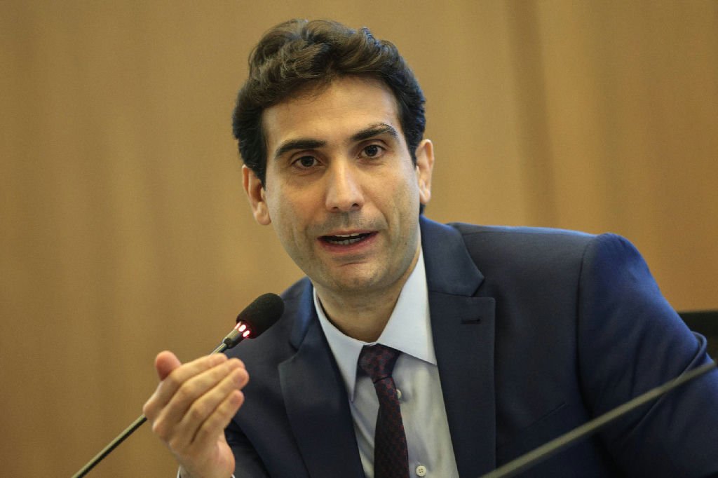 Galípolo alerta sobre crédito predatório e defende ações contra endividamento