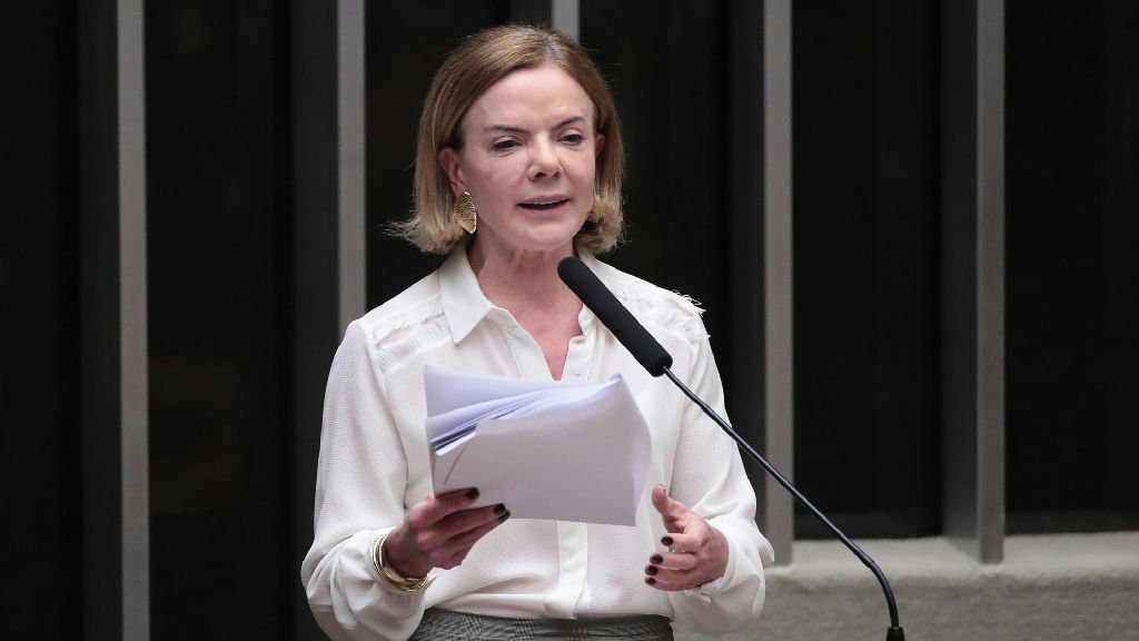 Gleisi Hoffmann defende PEC das emendas PIX e fala sobre desafios eleitorais