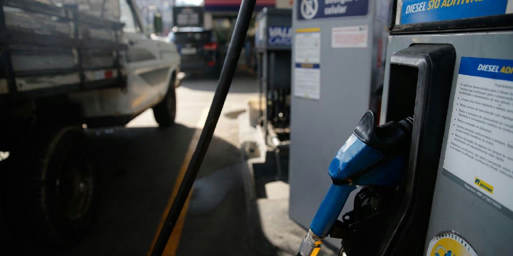 Governo amplia subsídios à gasolina e ao diesel após alta do petróleo