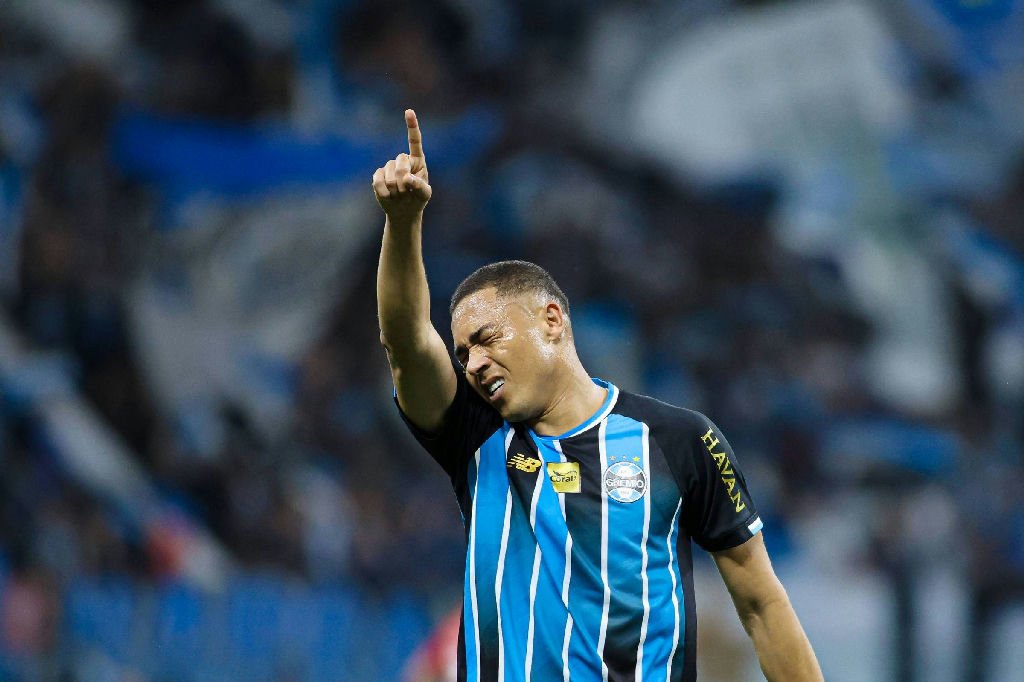 Grêmio vence Internacional e conquista última vaga nas semifinais da Copa do Brasil
