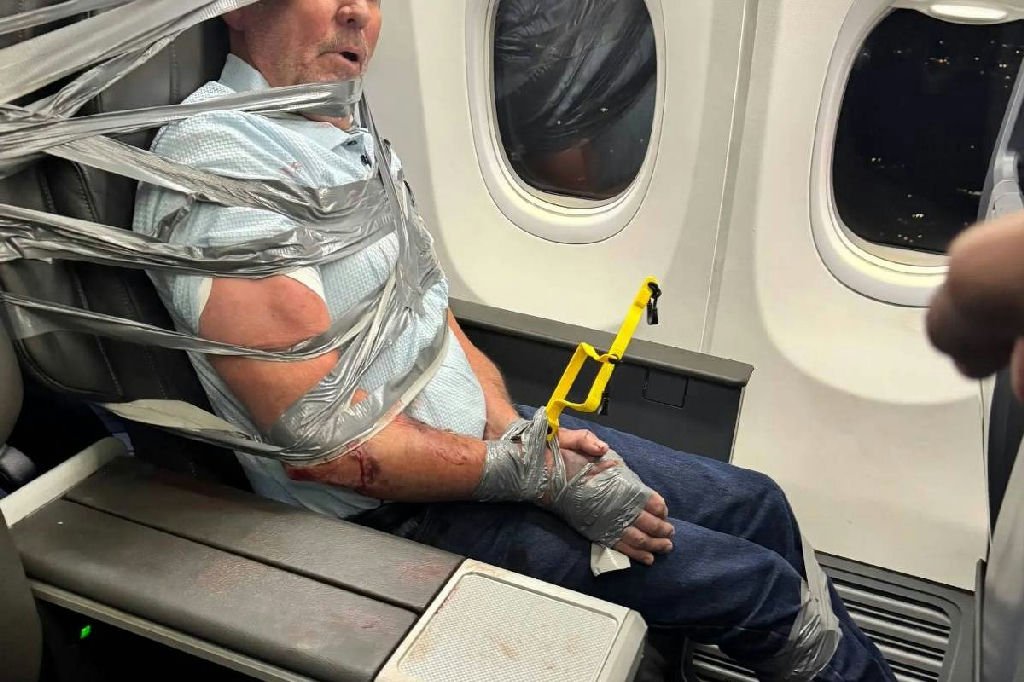 Homem é amarrado após ataque racista e homofóbico em voo nos EUA