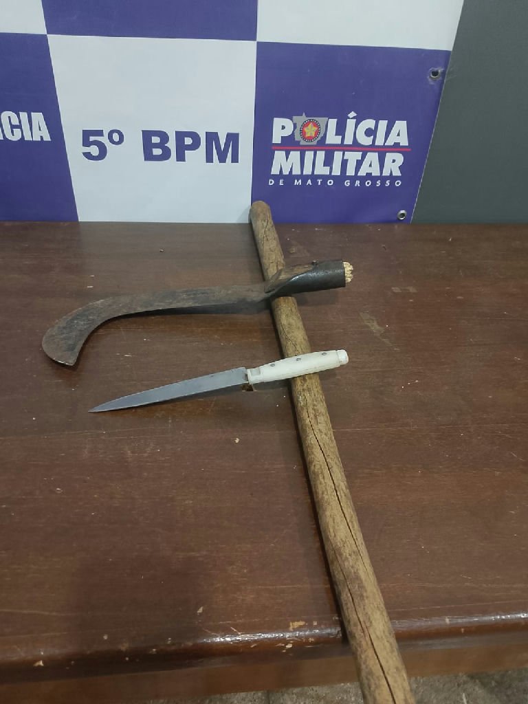 Homem é preso após ameaçar vizinhos com faca e foice em Rondonópolis