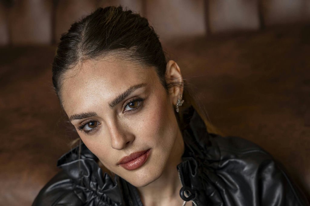 Isabelle Drummond protagoniza série na Netflix e vive romance com herdeiro bilionário