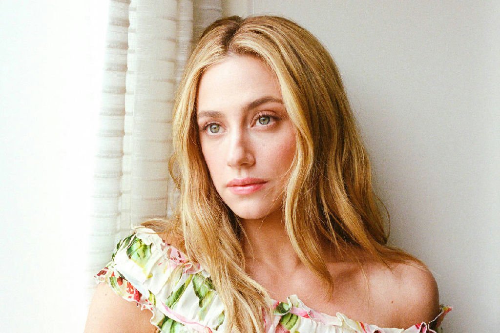 Lili Reinhart fala sobre o poder de falar de amor enquanto se está apaixonada