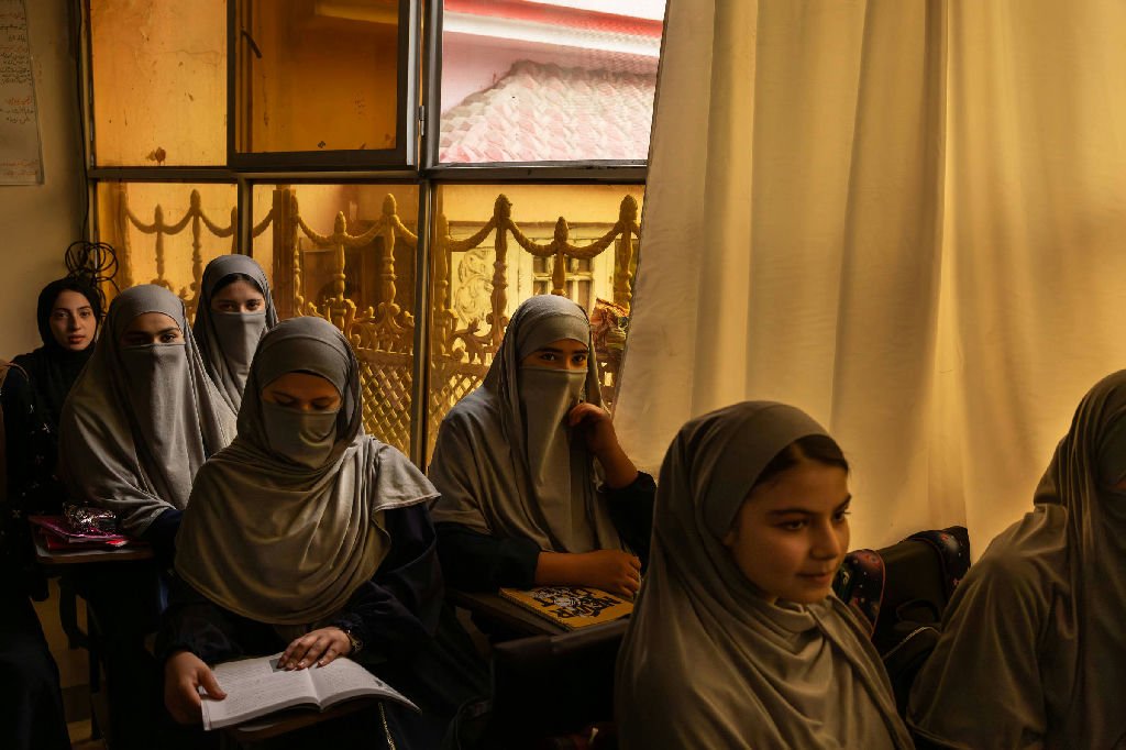 Meninas desafiam o Talibã ao frequentar escolas secretas no Afeganistão