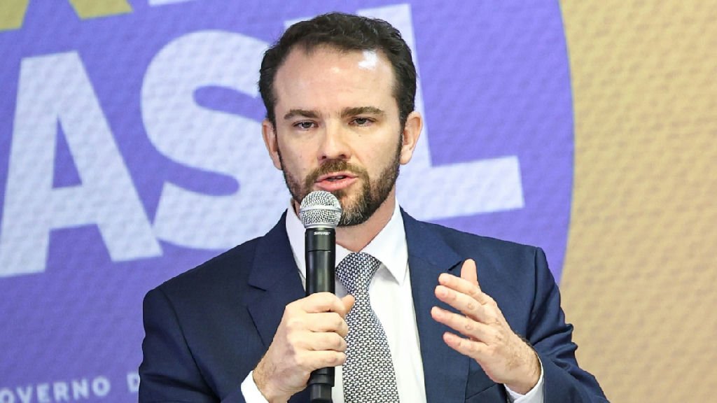 Ministro Dario Durigan aponta ligação entre fundo de 'Dark Horse' e crime organizado
