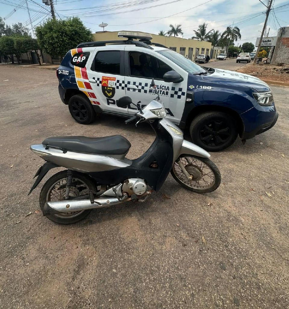 Mulher é levada à delegacia após polícia encontrar moto roubada em Rondonópolis