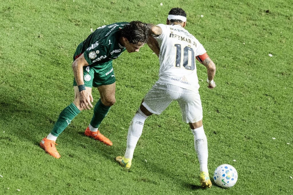 Neymar ficará dois meses afastado após lesão na coxa durante partida