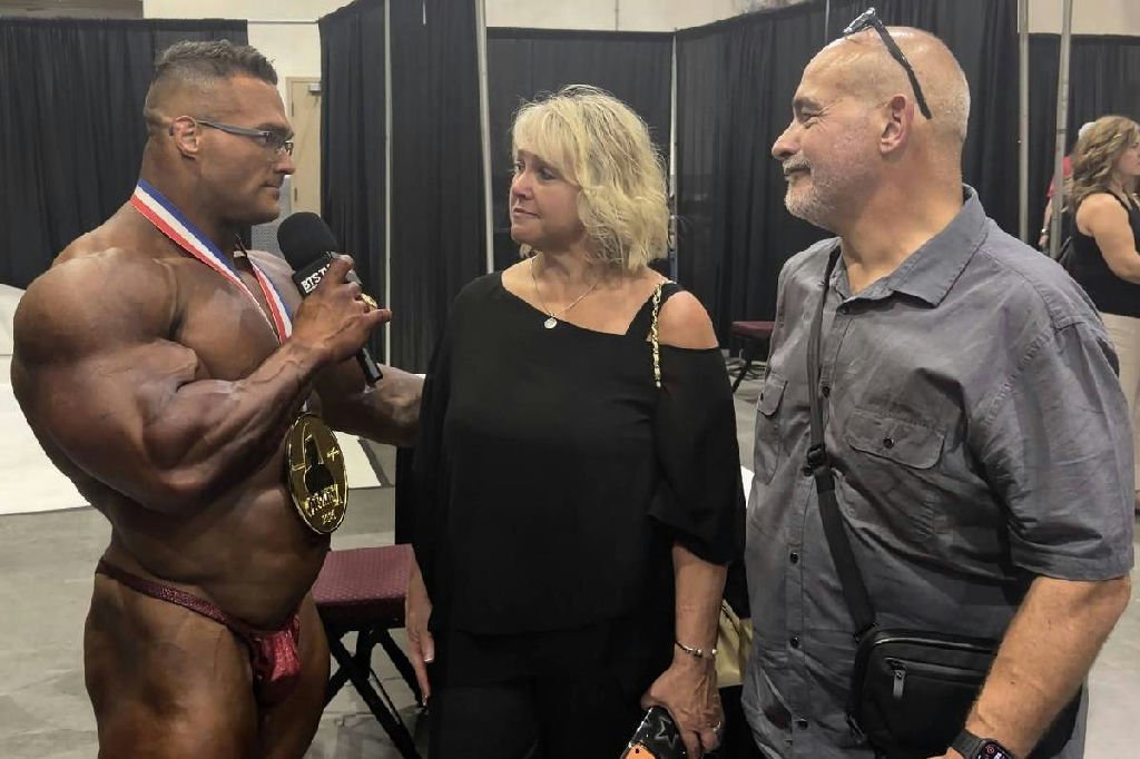Nick Walker, novo Mister Olympia, promete quitar dívidas dos pais com prêmio