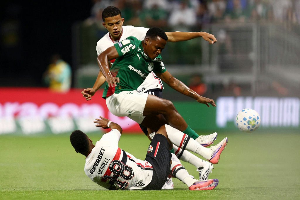 Palmeiras vence São Paulo, reassume liderança do Brasileiro e aguarda resultado do Corinthians
