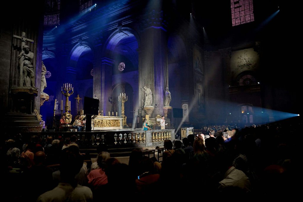 Papa Leão 14 visita França para restaurar a imagem da Igreja após escândalos de abuso