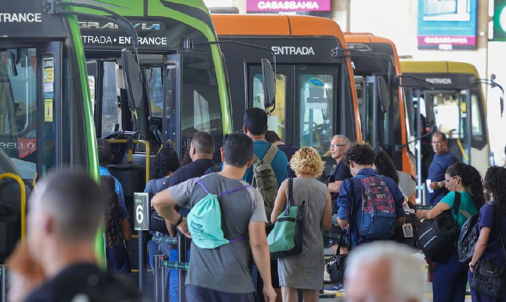 Pesquisa revela que 67% dos brasileiros afirmam que jornada 6x1 prejudica saúde mental