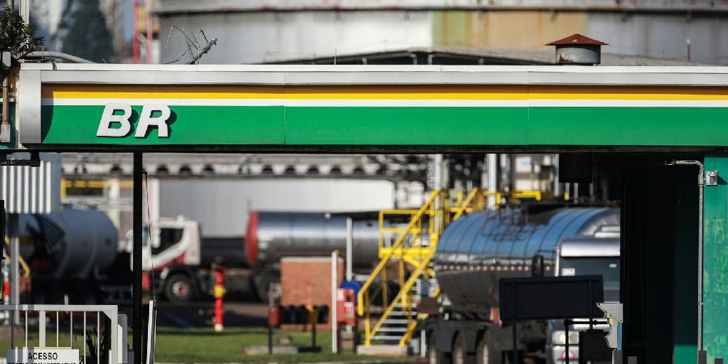 Petrobras anuncia aumento no diesel, mas subsídio mantém preço final inalterado