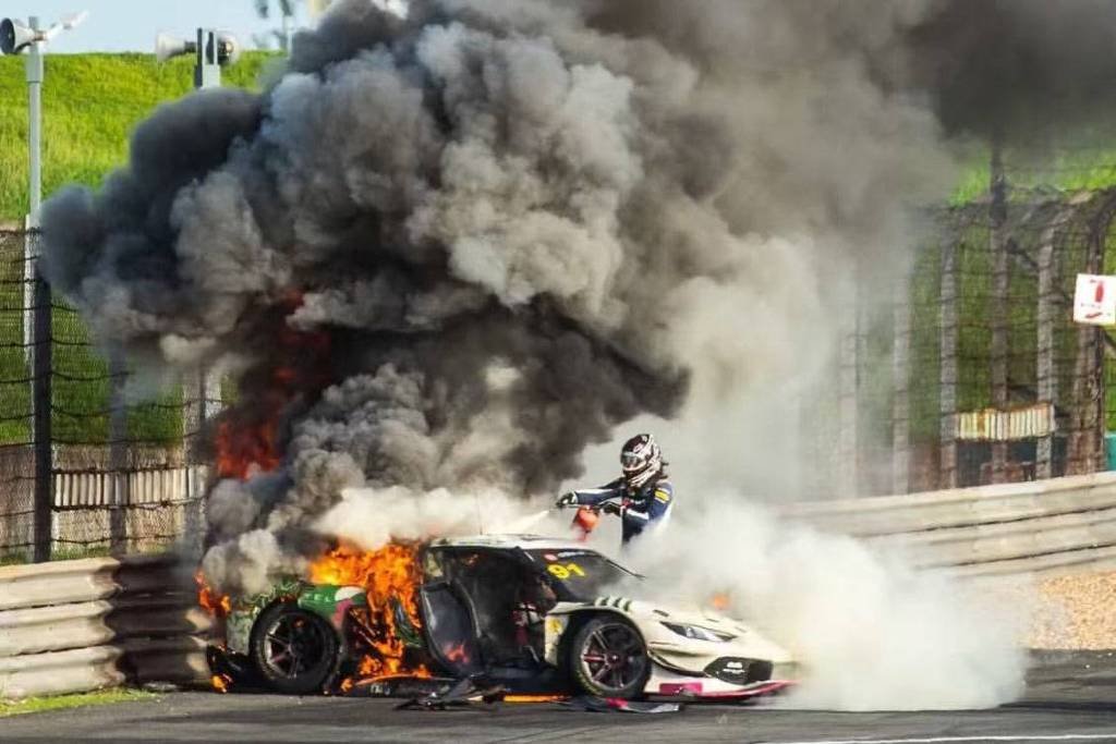 Piloto britânico resgata colega de carro em chamas após acidente no China GT
