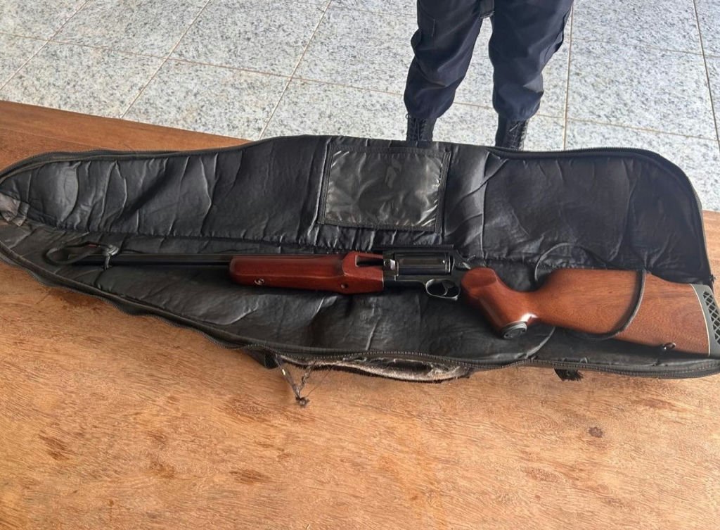 Polícia apreende espingarda e munições durante cumprimento de medida protetiva em Nova Ubiratã