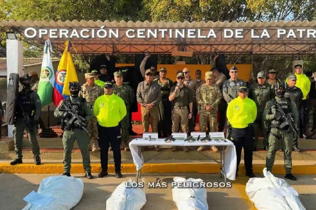 Presidente da Colômbia exibe cadáveres em operação contra narcotráfico