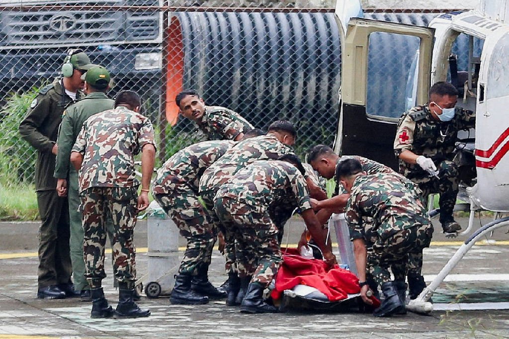 Resgate heroico no Nepal: trabalhadores são salvos após deslizamento em túnel