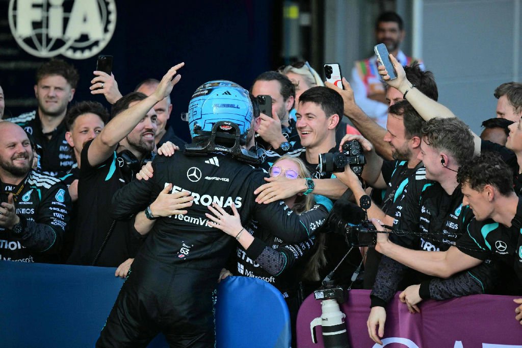 Russell vence no Azerbaijão após pressão de Verstappen