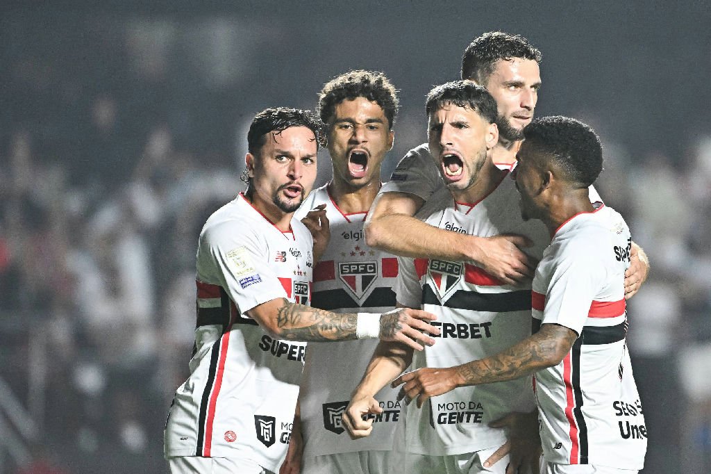 São Paulo supera Internacional com gol de Calleri e respira no Brasileirão
