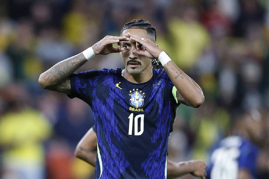 Seleção brasileira perde Raphinha devido a edema na coxa direita