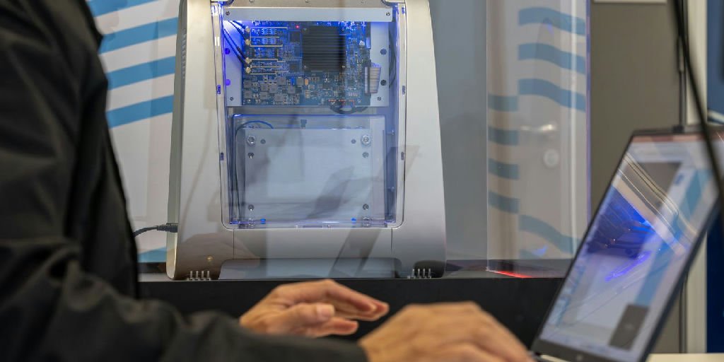 Senai introduz novo computador quântico educacional para formar profissionais na tecnologia