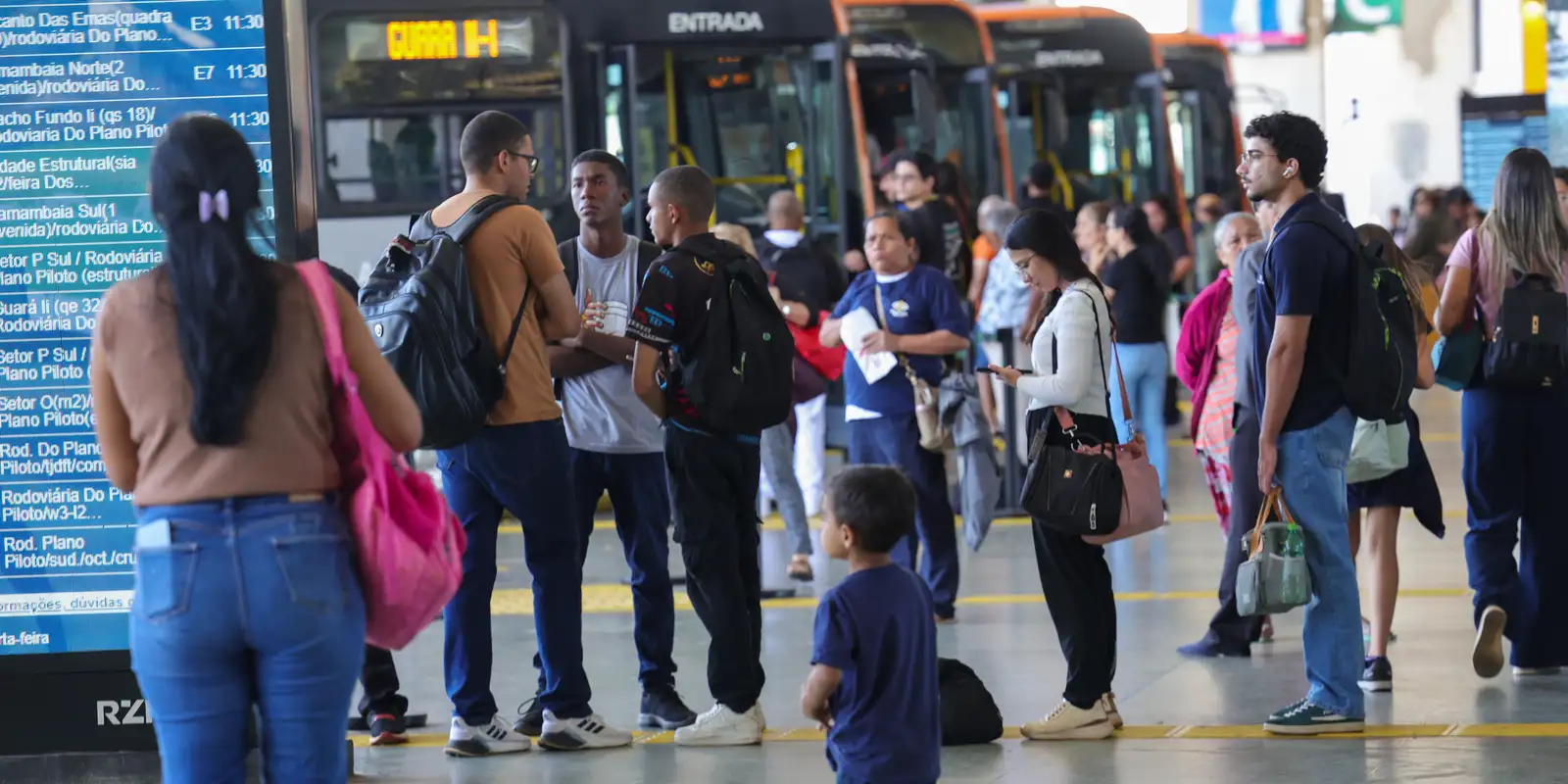 Setor de serviços mantém estabilidade em julho e registra alta de 2,4% em 12 meses
