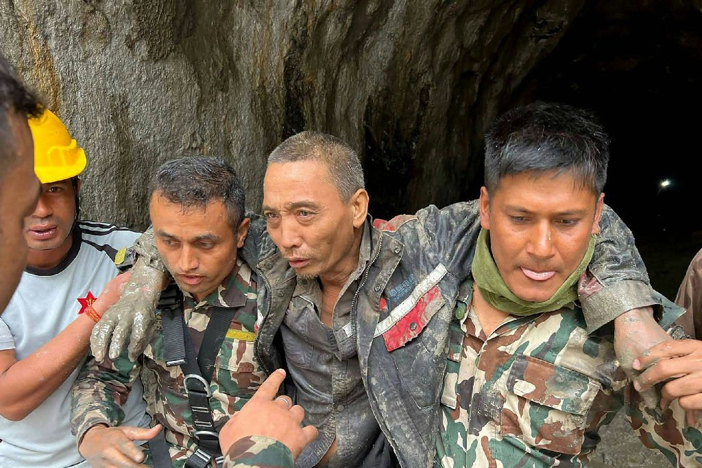 Sobreviventes são resgatados no Nepal após enchentes devastadoras