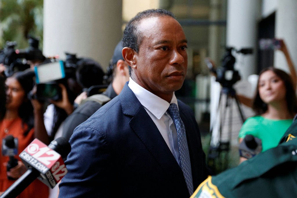 Tiger Woods admite culpa por direção imprudente após acidente de carro