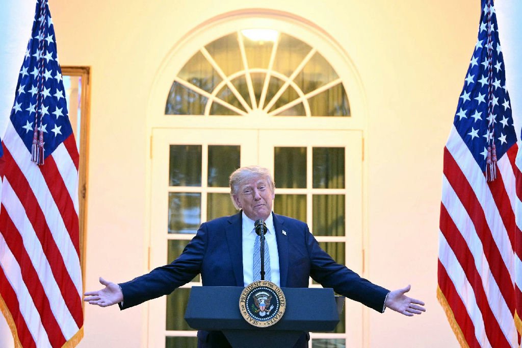 Trump assina pacote de sanções contra a Rússia em resposta à guerra na Ucrânia