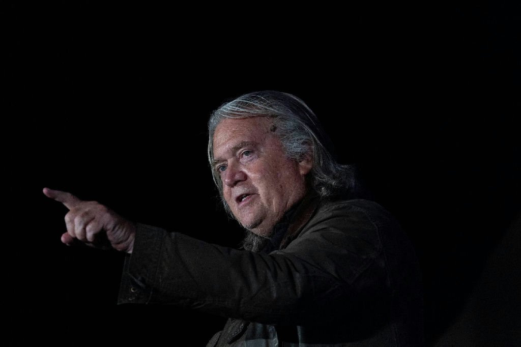 A distorção da democracia: reflexões sobre a entrevista de Steve Bannon