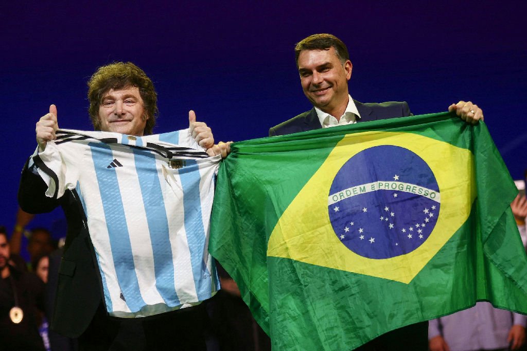 A influência de Javier Milei nas aposentadorias brasileiras: Flávio Bolsonaro em busca de um novo modelo?