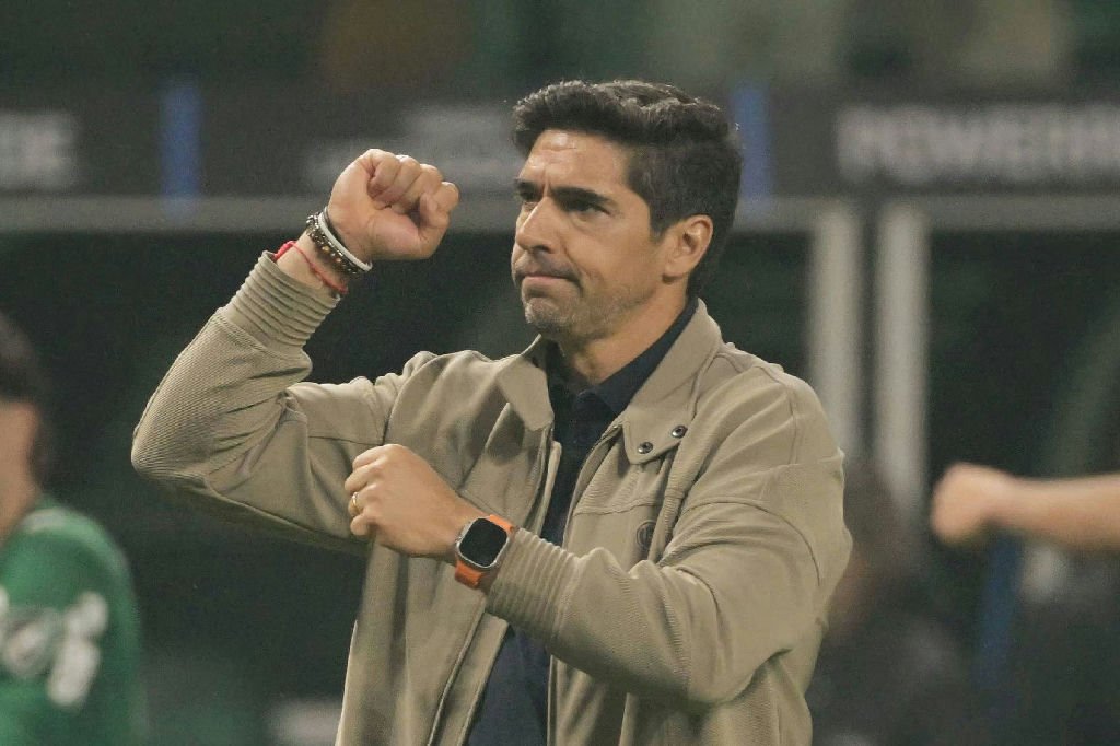 Abel comenta sobre pênaltis e elogia Carlos Miguel após vitória do Palmeiras