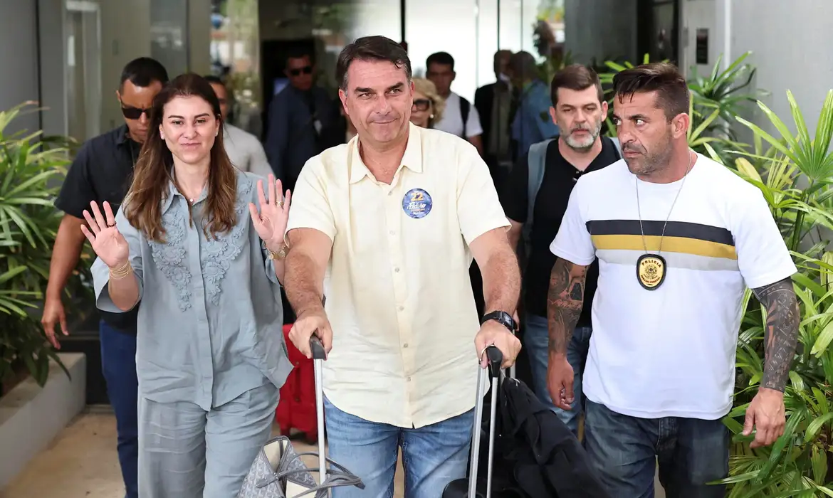 Ação popular solicita suspensão do salário do senador Flávio Bolsonaro